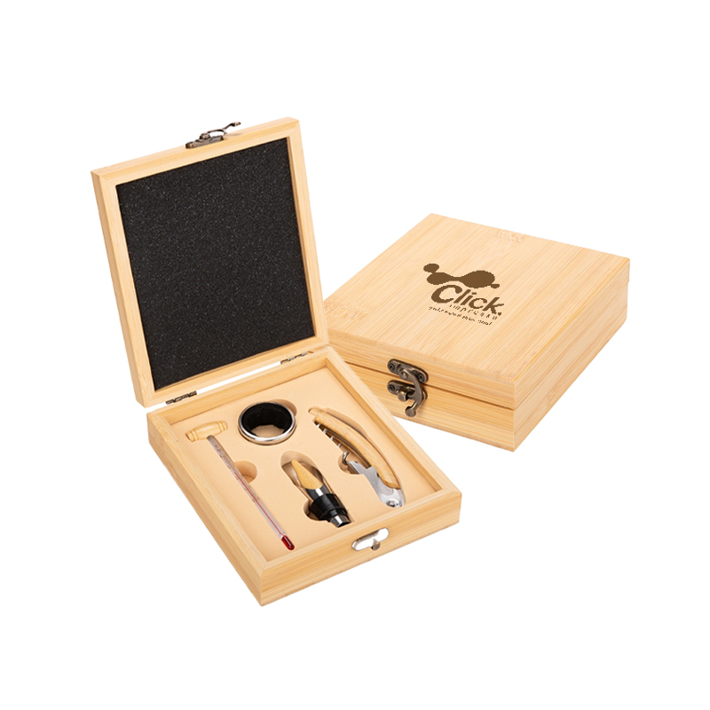 Kit vinho composto por 4 itens: saca-rolhas de um estágio em inox com cabo em bambu, termômetro em vidro com detalhe em bambu, anel corta-gotas (wine collar) em liga de zinco e feltro, além de bico dosador com tampa em liga de zinco e revestimento em silicone. Acompanha estojo em bambu com revestimento interno em espuma de EVA, além de dobradiças e fecho giratório em metal.
Altura : 4,9 cm
Largura : 14,9 cm
Profundidade : 16,9 cm
Medidas aproximadas para gravação (CxL): 15 cm x 13 cm (tampa) - 1 cm x 12 cm (parte frontal) - 0,5 cm x 4 cm (saca-rolhas)